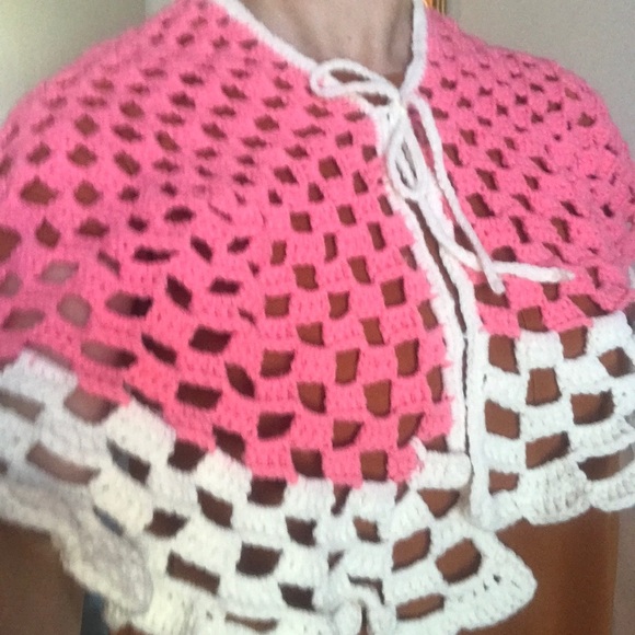 Rare Vintage 1960’s Handmade Crochet Cape Shawl - Picture 2 of 7